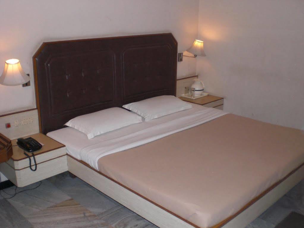 Hotel Padmam Madurai Extérieur photo
